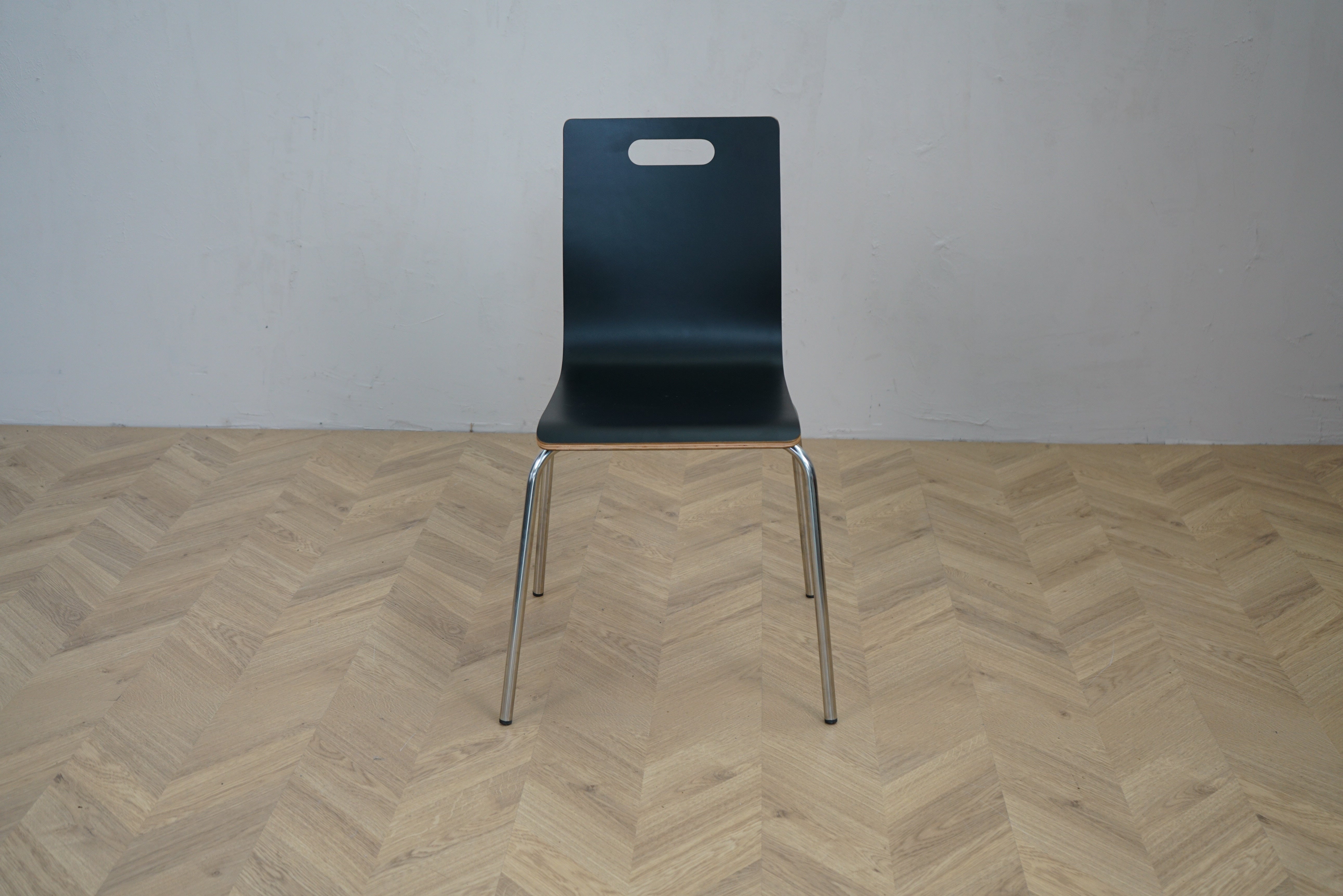 Sort stabelbar konferencestol med krom stel set forfra